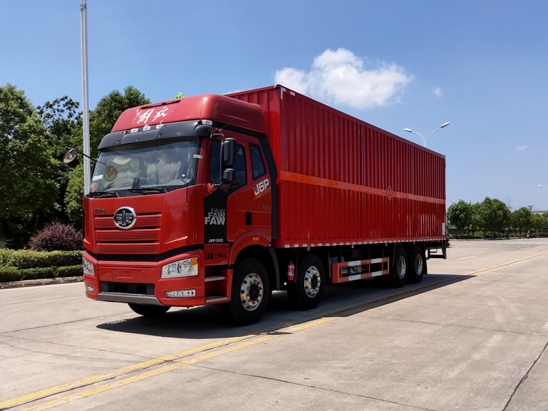 解放4軸9.6米易燃液體廂式運(yùn)輸車(chē)